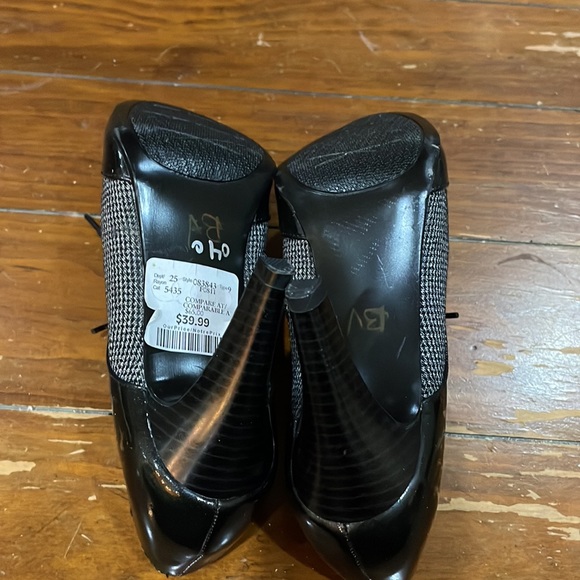 Impo spectator heels (sz 7) - Picture 4 of 12